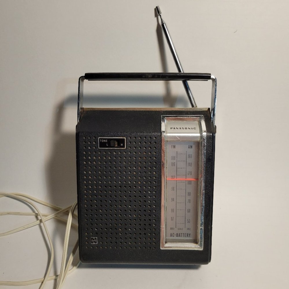 Vintage Panasonic AM/FM Radio Model RF-689 Working * 1